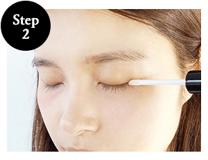 【STEP2】上まつげは根元から毛先にかけて均一に塗布してください。