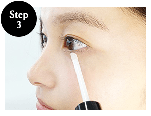【STEP3】下まつげは少し上を向きながら塗布してください。